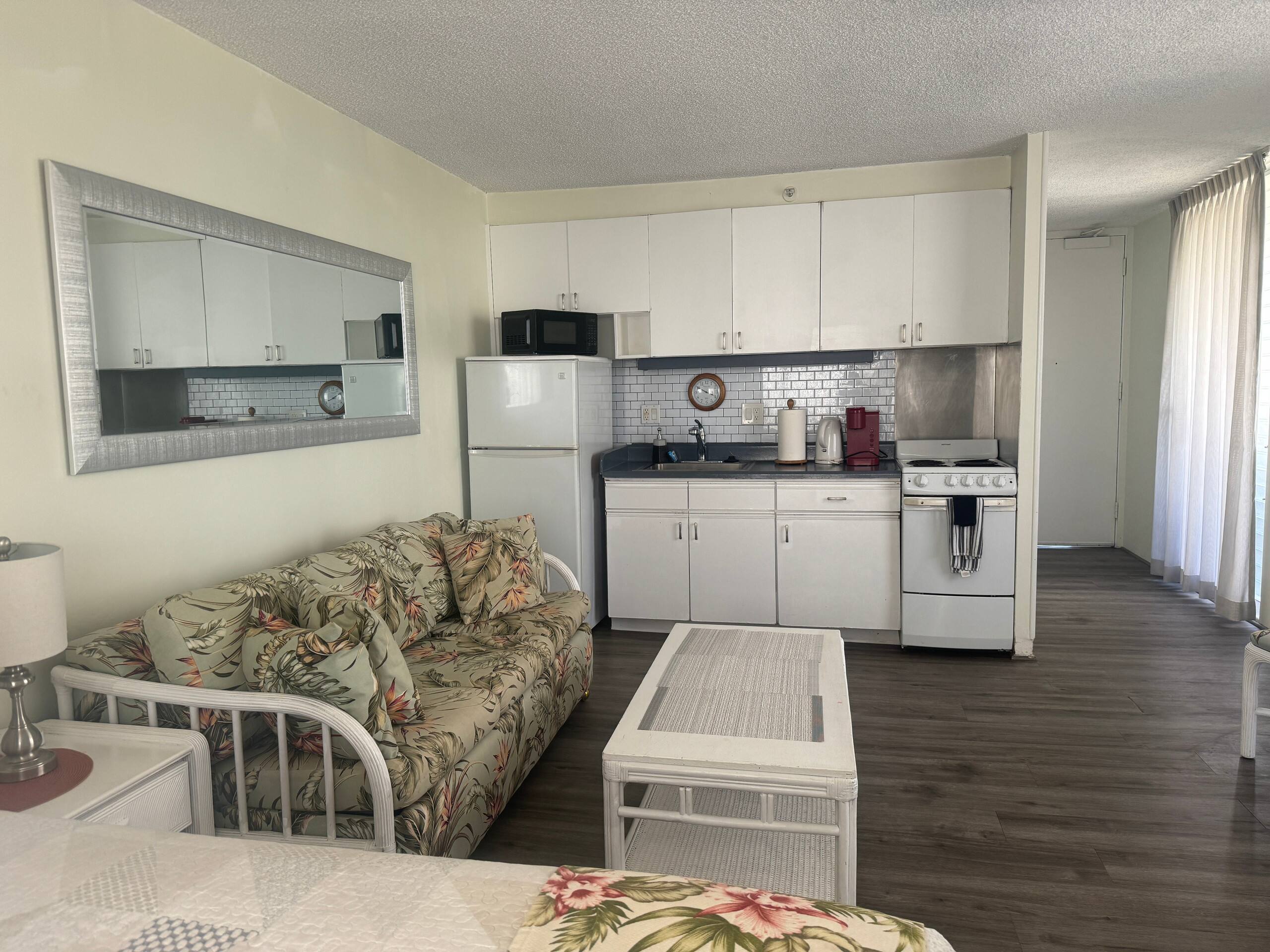 Condo in Honolulu · ★4.63 · Studio · 2 beds · 1 private bath - Image 2