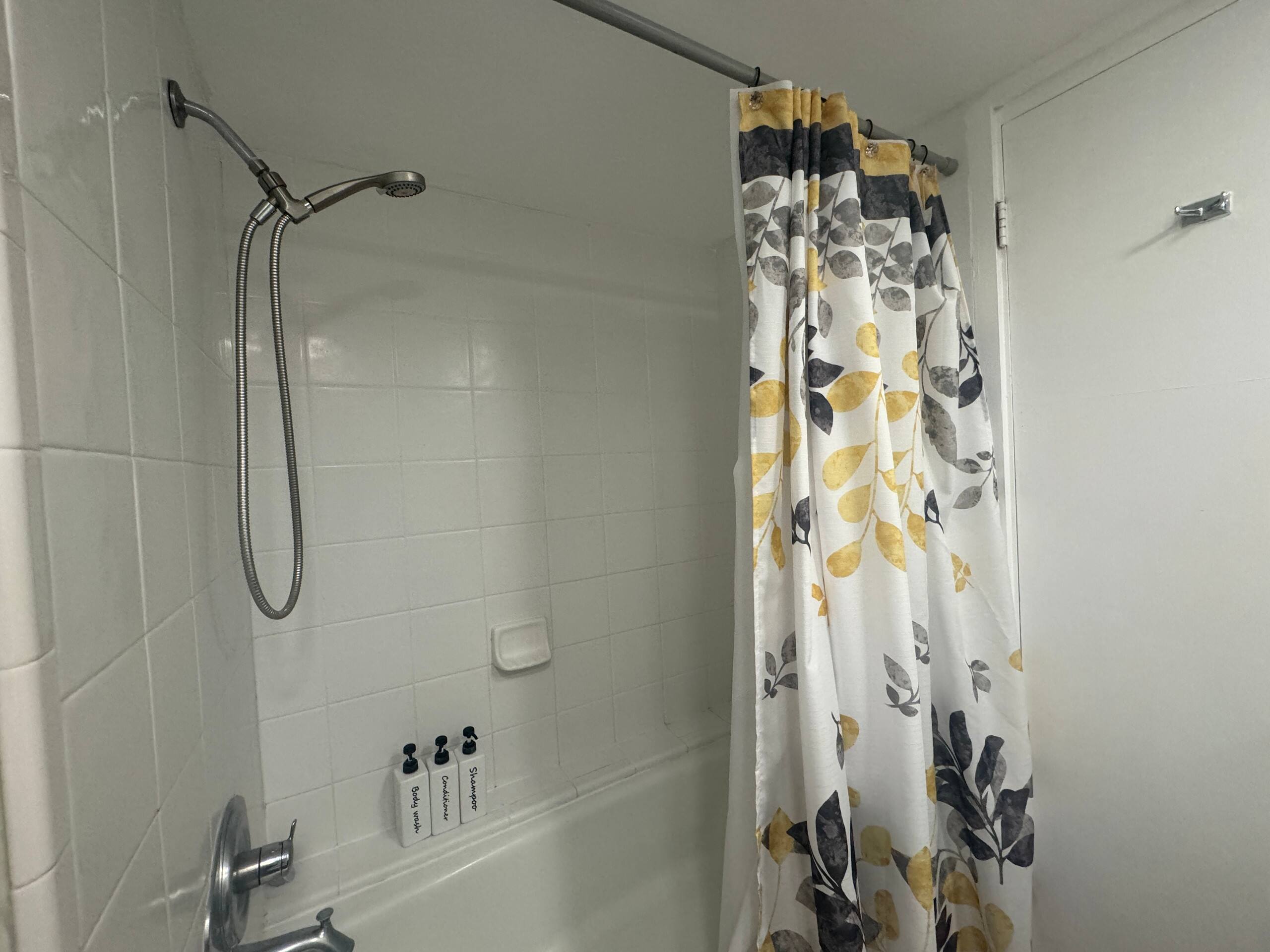 Condo in Honolulu · ★4.63 · Studio · 2 beds · 1 private bath - Image 5