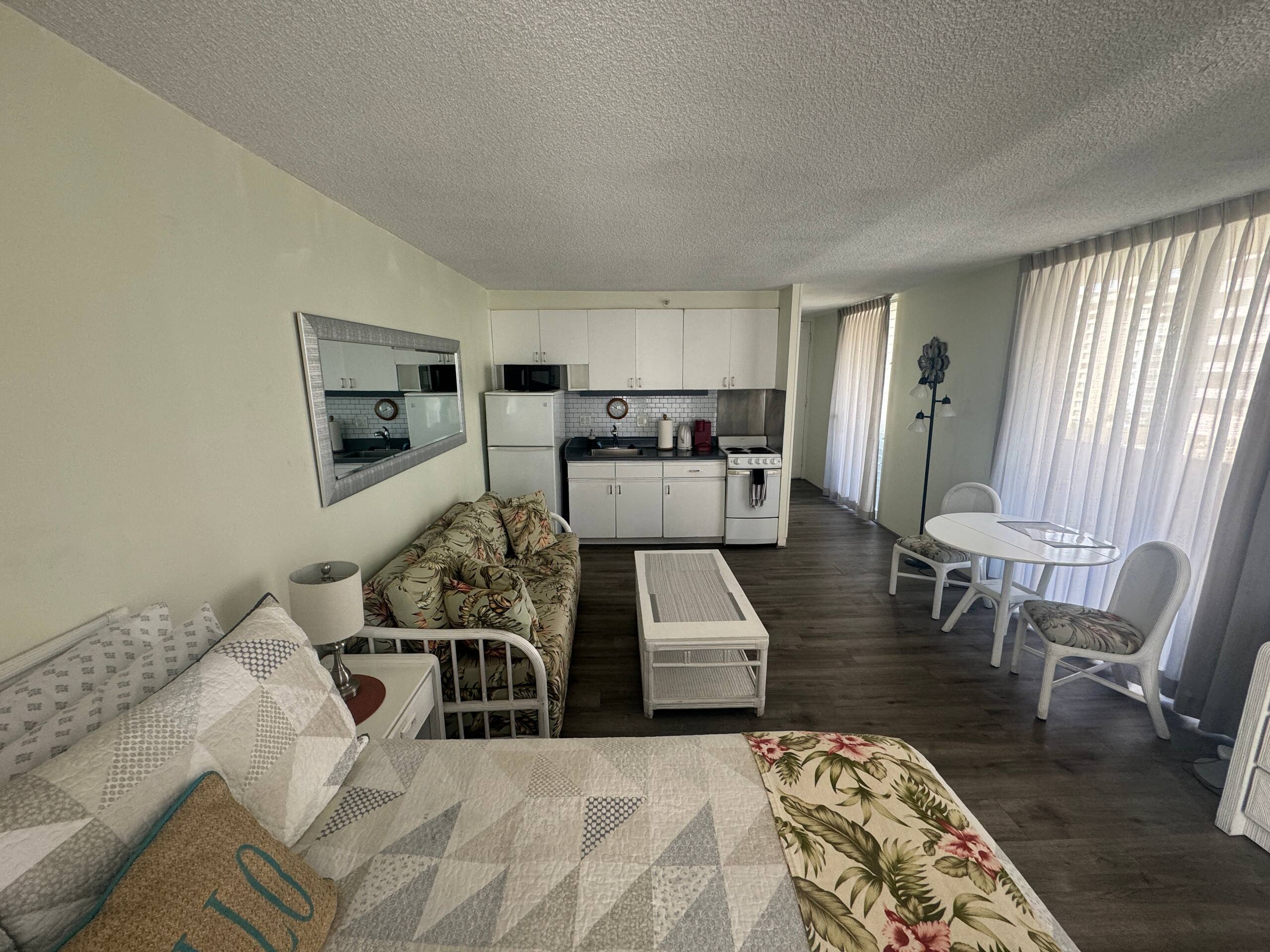 Condo in Honolulu · ★4.63 · Studio · 2 beds · 1 private bath - Image 12
