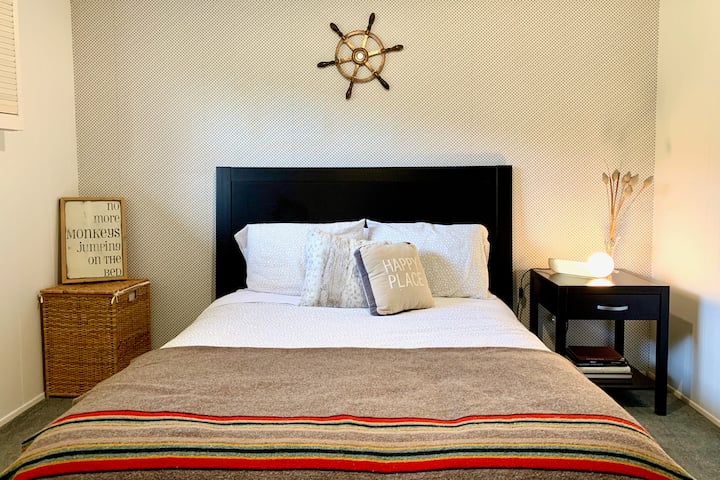 Chambre d'amis. Lit queen size avec draps, beaucoup d'oreillers, couverture Pendleton et éclairage intelligent.