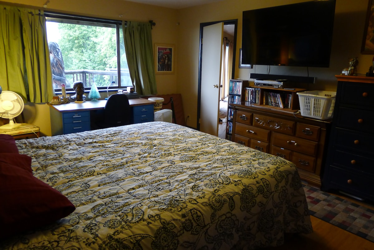 Master Bedroom w/King Size Bed, 55 inch TV, nafasi kubwa ya droo, dawati la ukubwa wa ofisi, feni na heater ya umeme ili kuongeza hita ya ukuta wa propane katika sebule.