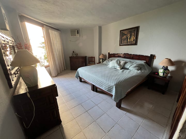 Chambre principale avec lit king size.