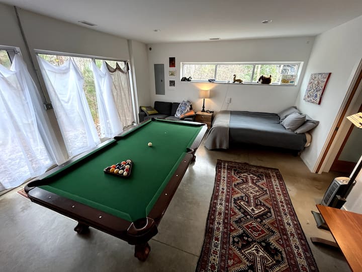 Dormitorio n.º2, cama queen, mesa de billar y baño adjunto, piso inferior