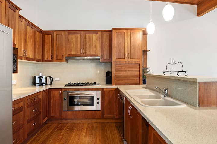 The Noosa Pandanus House | 6 Bed gallery image 3