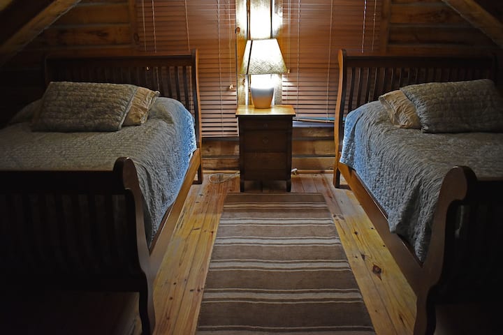 שתי מיטות בגודל מלא בלופט.