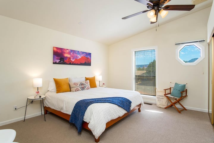 מאסטר מואר ומרווח עם נוף לסלע אדום מהחלונות הפונים מזרחה.