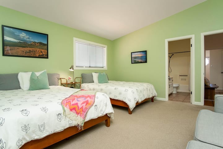 חדר אורחים עם שתי מיטות קווין סייז, ספה וחדר רחצה פרטי מלא.