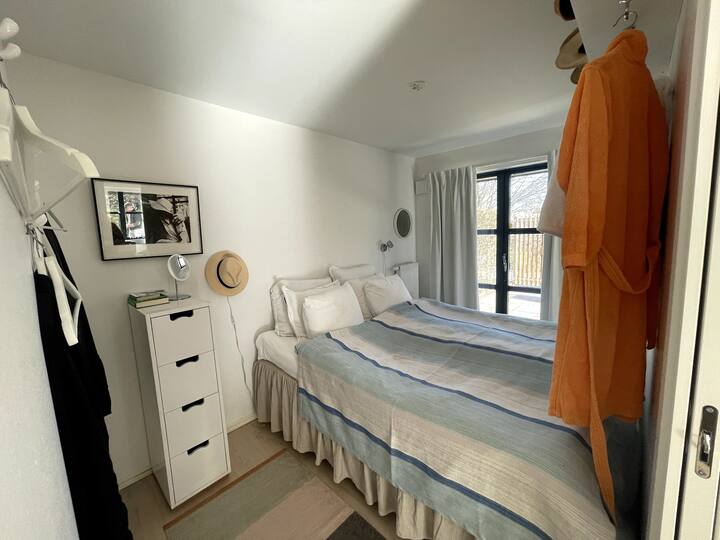 Chumba cha kulala kiko mbali na sehemu ya kulia chakula na sebule yenye milango miwili ya kuteleza. Una mlango wa kutokea kwenye mtaro moja kwa moja kutoka kitandani. Mashuka yote yapo.
Na unalala mbinguni kwa raha kwenye godoro la tempur!