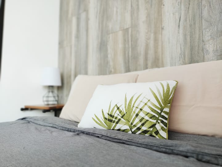 Amplia y súper cómoda cama de espuma viscoelástica tamaño queen, sábanas de algodón de 300 hilos.