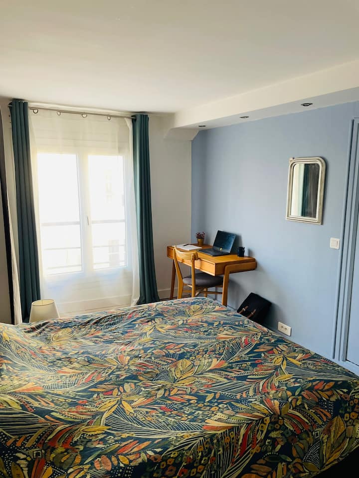 La habitación con zona de oficina