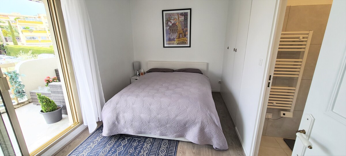 超级舒适的床、宽敞的衣柜、超安静的吊扇和套内淋浴间。 卧室通往阳台的休息区，您可以在那里享用晨间咖啡。 
