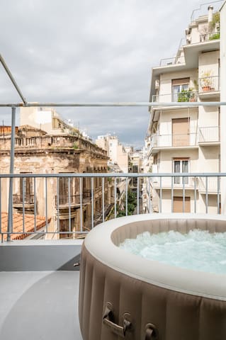 Amazing 2BDR Boutique Plaka Apt w/Heated Jacuzzi