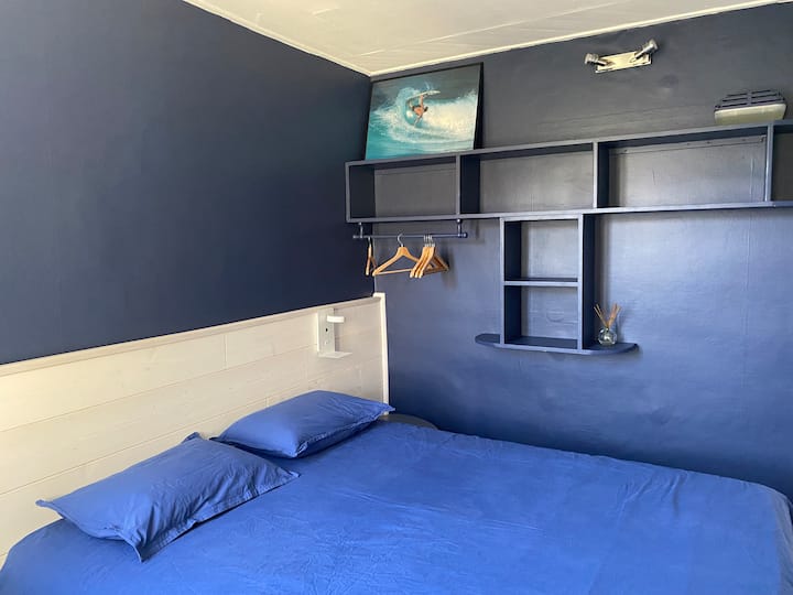 Prízemie s posteľou 160 + kúpeľňa