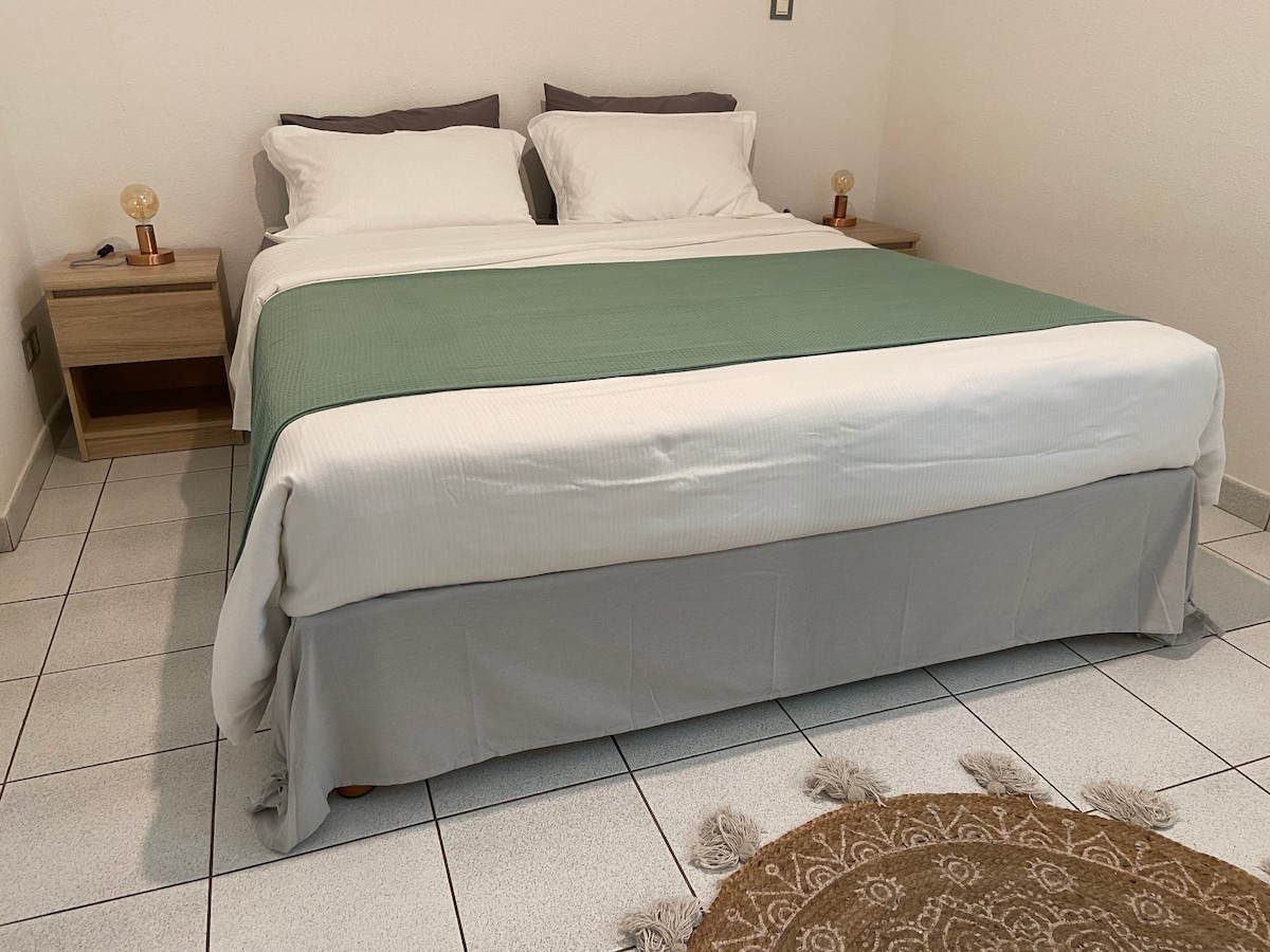 卧室及其标准双人床。