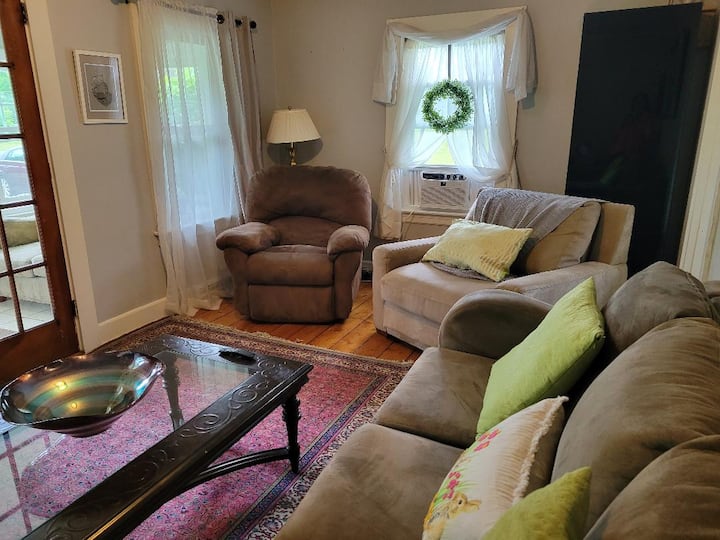 Cozy Cottage On Broadway - Marshfield, MA
