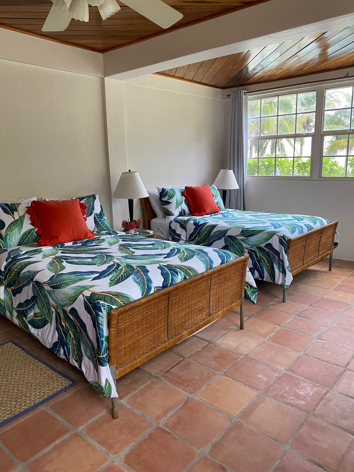 Საძინებელი №3  2 სრული ზომის საწოლები მთავარ დონეზე