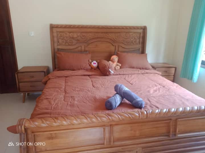 Hlavná spálňa s výhľadom na bazén a priamym prístupom do záhrady