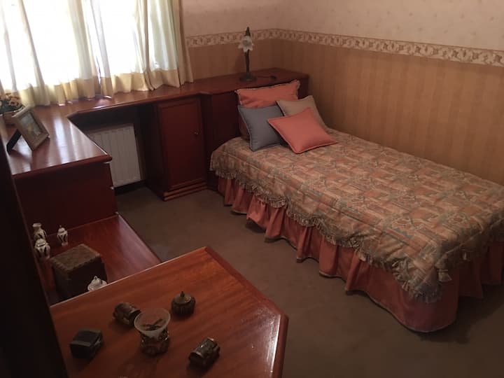 Საძინებელი დასაწოლი საწოლით, ელექტროგამათბობლით და საკმარისი სივრცით კარადებში.