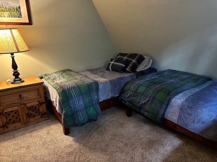 Spálňa na poschodí s dvoma oddelenými lôžkami