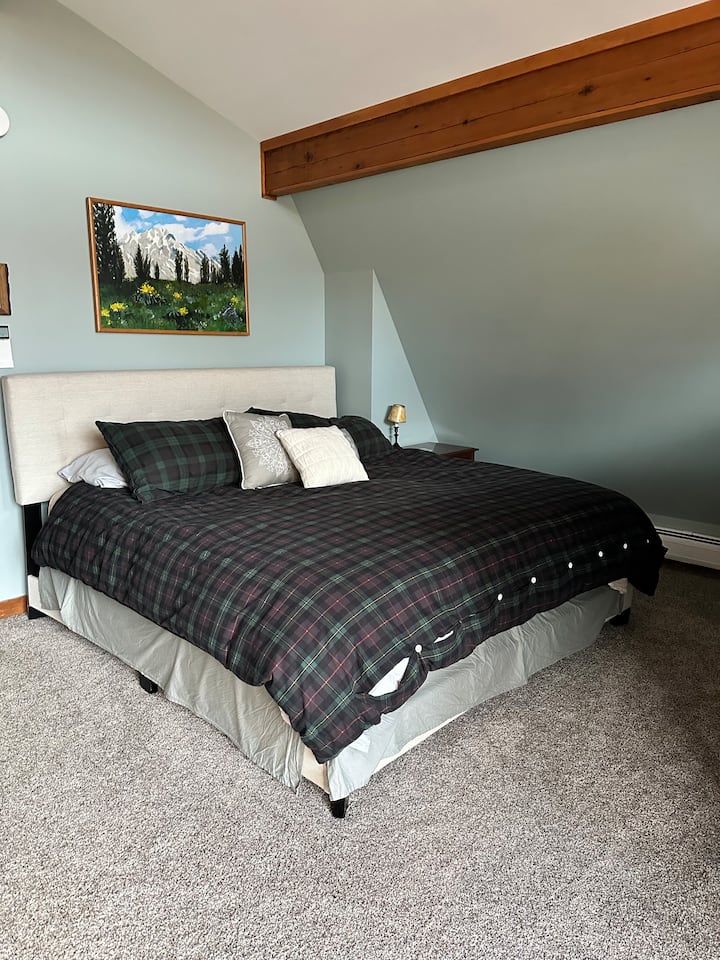 Manželská posteľ v hlavnej spálni na poschodí