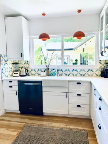 Mid-Century California Ranch Family Home with Pool gallery image 4