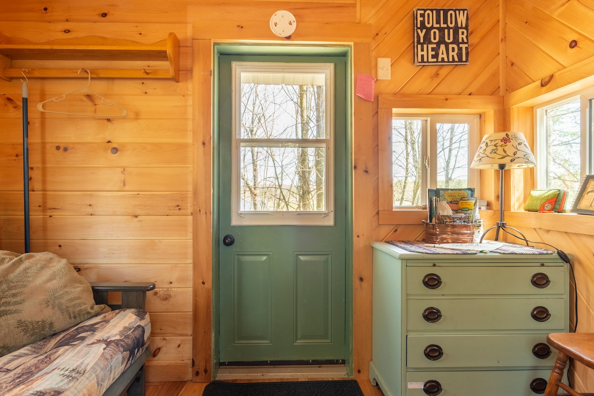 A tiny house in the treetops! Green dresser has pull out to use as a desktop. Starlink provides high speed internet for those wishing to work remotely.