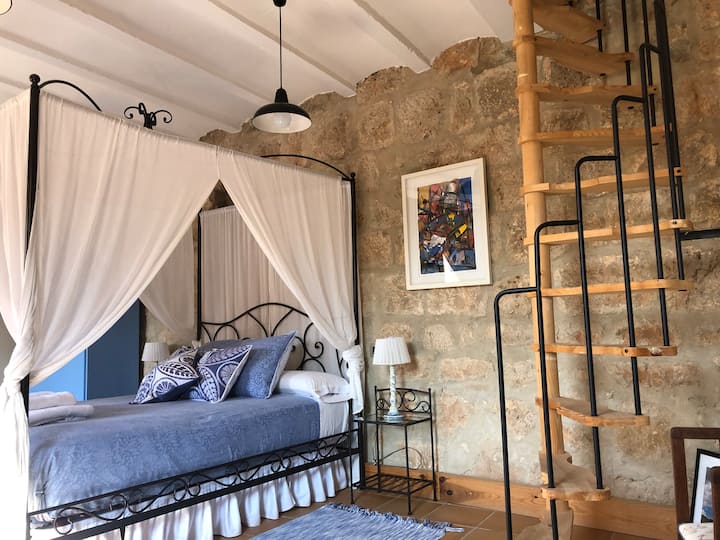 Fantasy Suite https://goo.gl/maps/cRKuMbHUZxToQtdU6