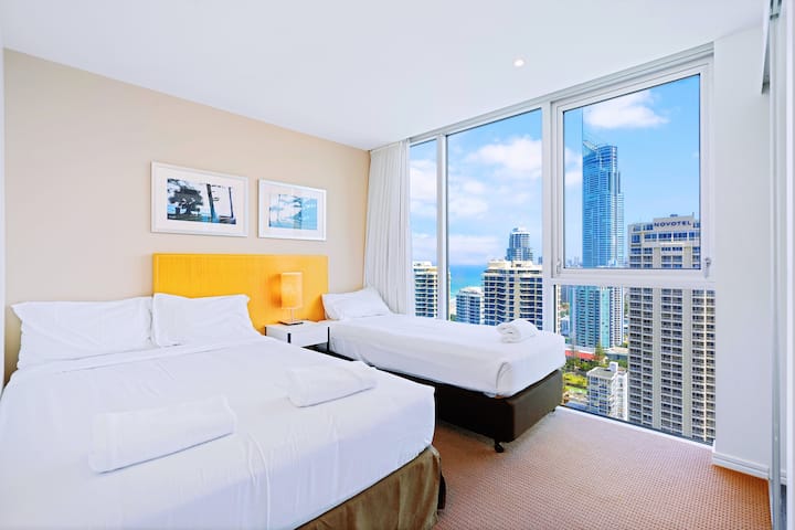 تحتوي غرفة النوم 2 على سرير مزدوج واحد بالإضافة إلى سرير مفرد واحد. نظيف وواسع ومريح.