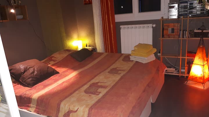 el pequeño dormitorio con 2 camas individuales o una cama doble (bajo petición) 