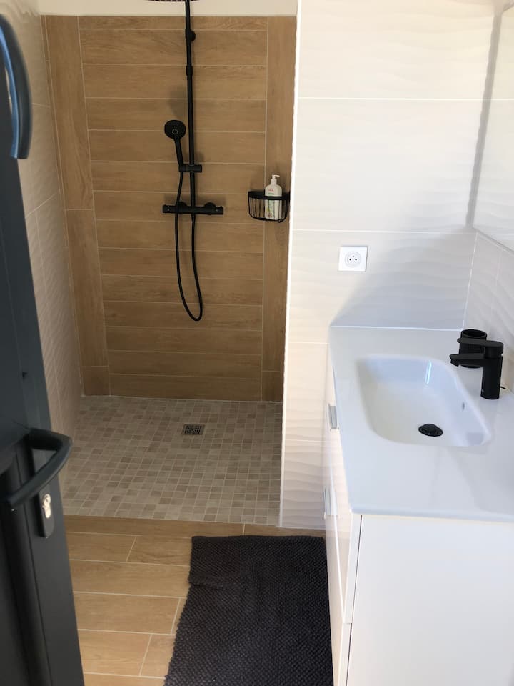 Spavaća soba u kupaonici 2 na strani za ribanje