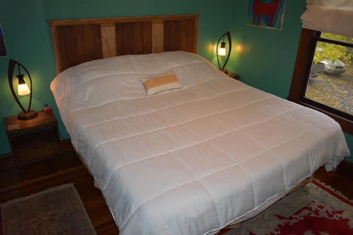El dormitorio tiene una cómoda cama tamaño king, vestidor, armario y mesitas de interés.
