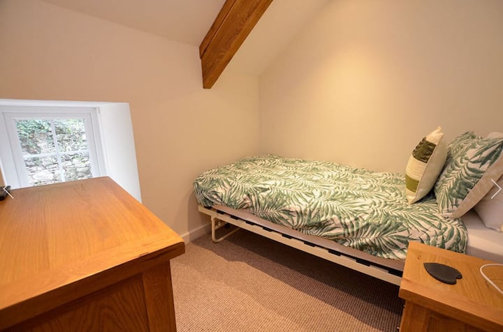 سرير صغير بحجم المخيم. 