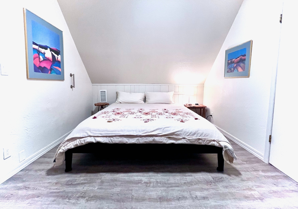 Primary suite with king bed and attachen bathroom