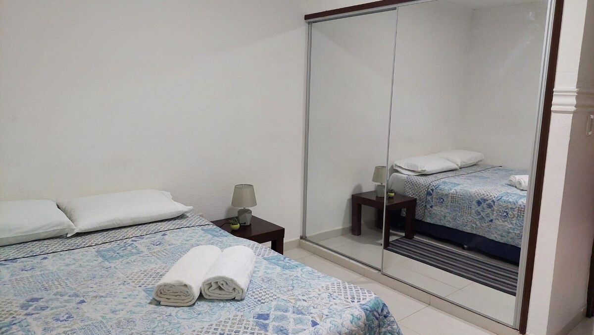 חדר שינה שני, 2 1/2 (מיטת קונג), עם טלוויזיה בכבלים. 