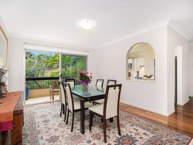 Spacious 4 Bed Apartment near Manly & the Harbour gallery image 2