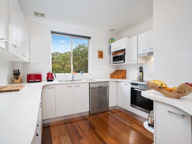 Spacious 4 Bed Apartment near Manly & the Harbour gallery image 3