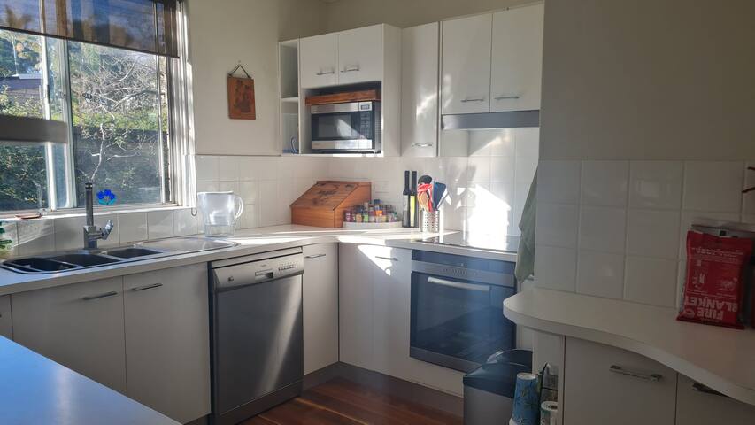 Spacious 4 Bed Apartment near Manly & the Harbour gallery image 4