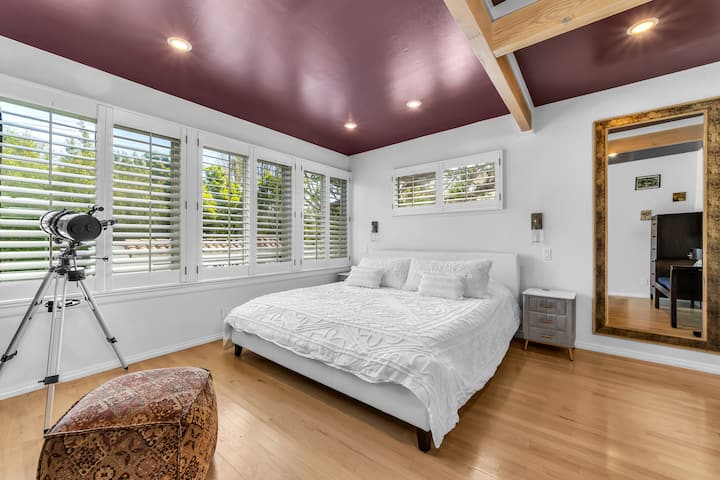 Camera padronale
Aria condizionata/riscaldamento centralizzato, bagno interno con vasca idromassaggio e sauna