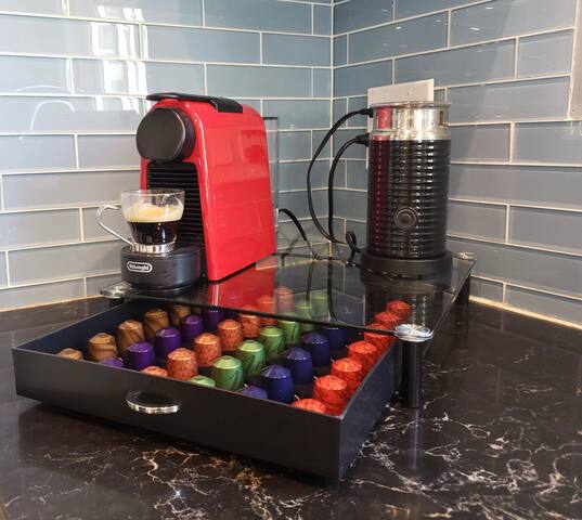 Sauna, Master w/Hot Tub, Chef’s kitchen & Fire Pit gallery image 5