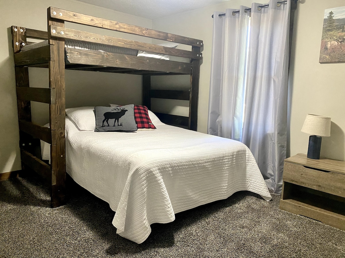 Spare Bedroom #1. 1 loft bed and 1 queen bed

Walk-in closet.