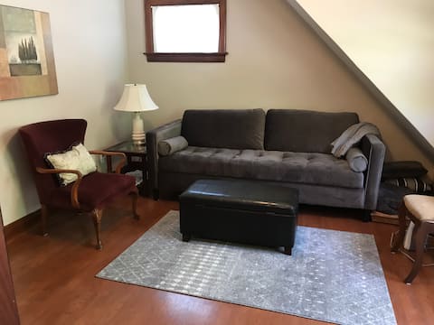 Two Bedroom Suite, Old West Side a Mile to Main St