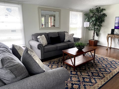 Private 4 BDRM house, 5 Miles from Downtown #7