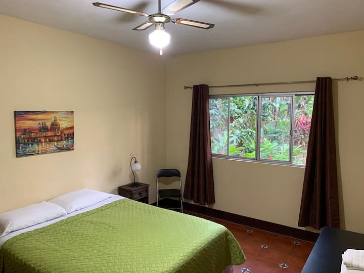 Соба 2, опремена со 1 брачен кревет (широк 150-179 см),  вентилација и природно осветлување, има вентилатор, има приватна бања, 1 биро со стол, плакар за пешачење и други удобности. Собата е пространа.