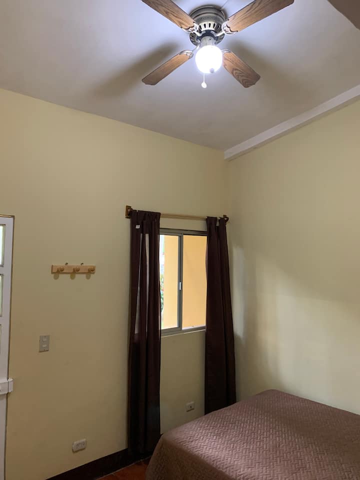 Соба 3, опремена со 1 брачен кревет,  вентилација и природно осветлување, има вентилатор, бања до собата.