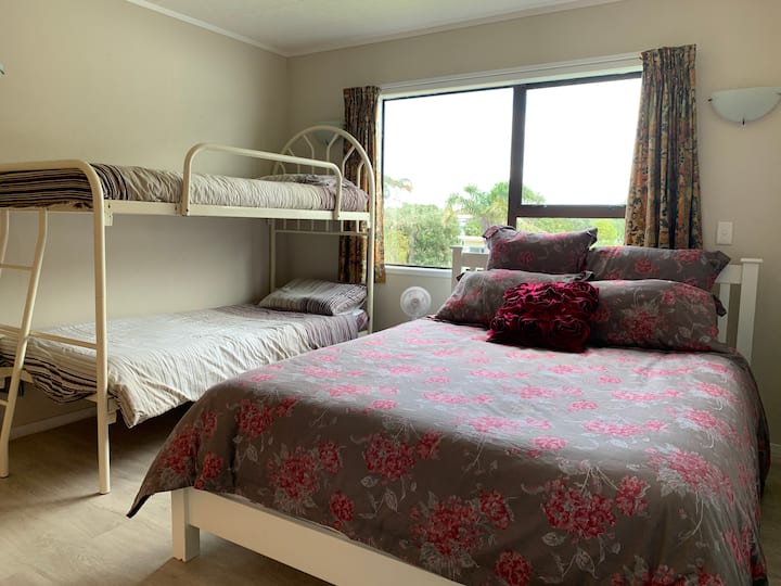 Dormitorio 3 con cómoda cama tamaño queen y literas.