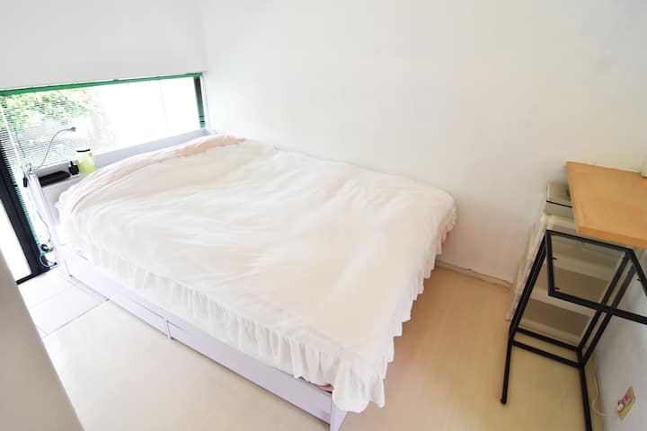 Საძინებელი ორადგილიანი საწოლი და ნამდვილი საძილე ლეიბი ორ ადამიანს შეუძლია კომფორტულად დასვენება.