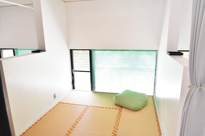 Დაისვენეთ ტატამის დასაფენ ოთახში ექვსი ტატამის დასაფენი.