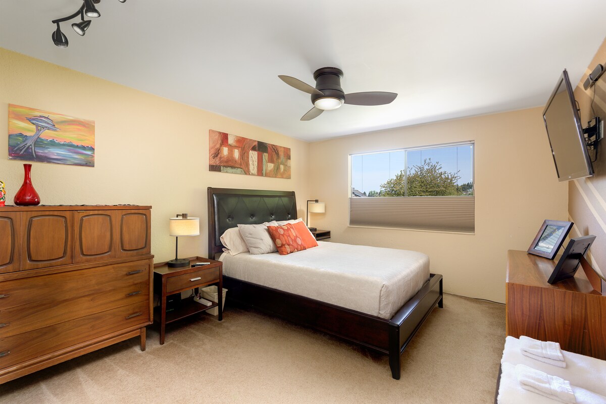 Დიდი საძინებელი 152 × 203 სმ ზომის ბალიშის პირით, საწოლი დისტანციური მართვის ვენტილატორით/განათებით და საძინებლის ლამპებით.