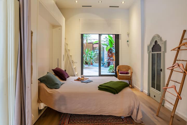 Visokokvalitetni vrhunski krevet na razvlačenje prema dolje / Murphyjev krevet. Ako to nije potrebno, bit će presavijeno u zid 