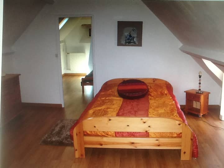 חדר עמוס למעלה.